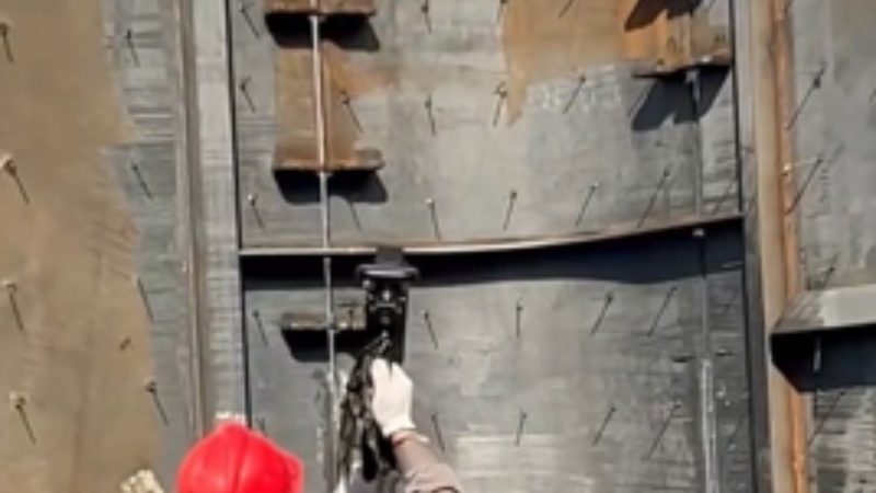 Large scale laser rust removal on ships